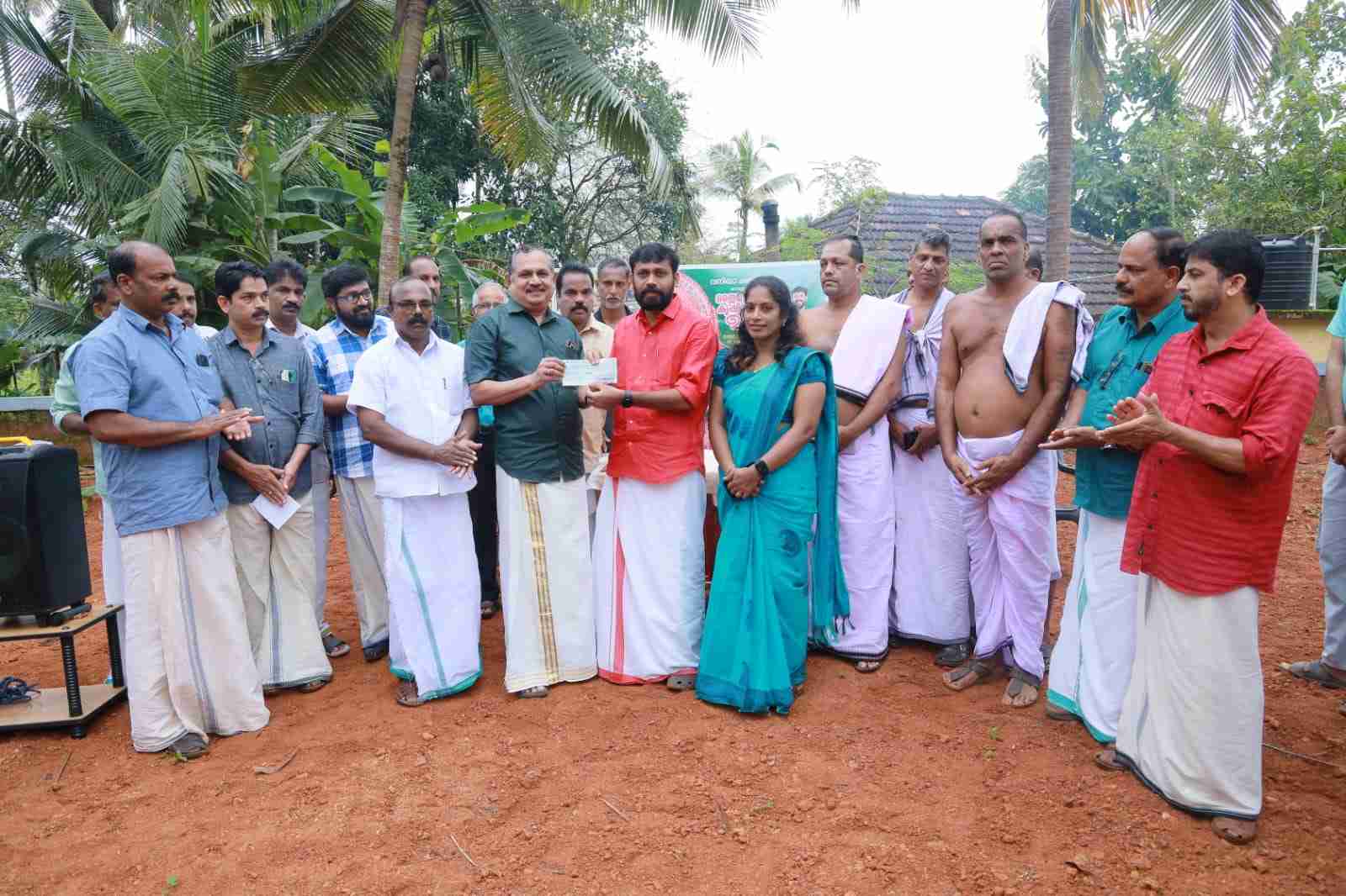 വയനാട്ടിനായി കോക്കാട് പെരുങ്കളിയാട്ട കമ്മിറ്റിയുടെ സഹായധനം കൈമാറി image
